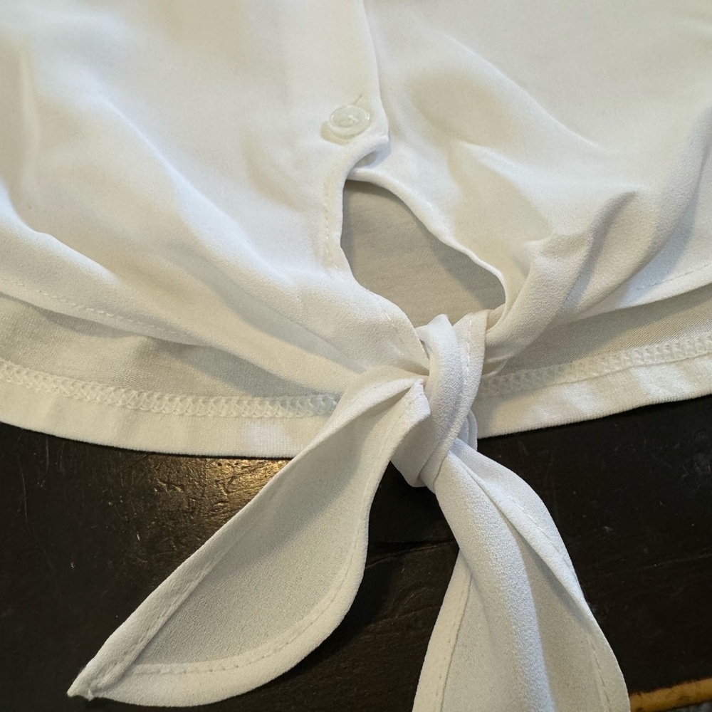 Chicos tie bottom , tab sleeve blouse. Washable. Size 2 - Picture 5 of 8